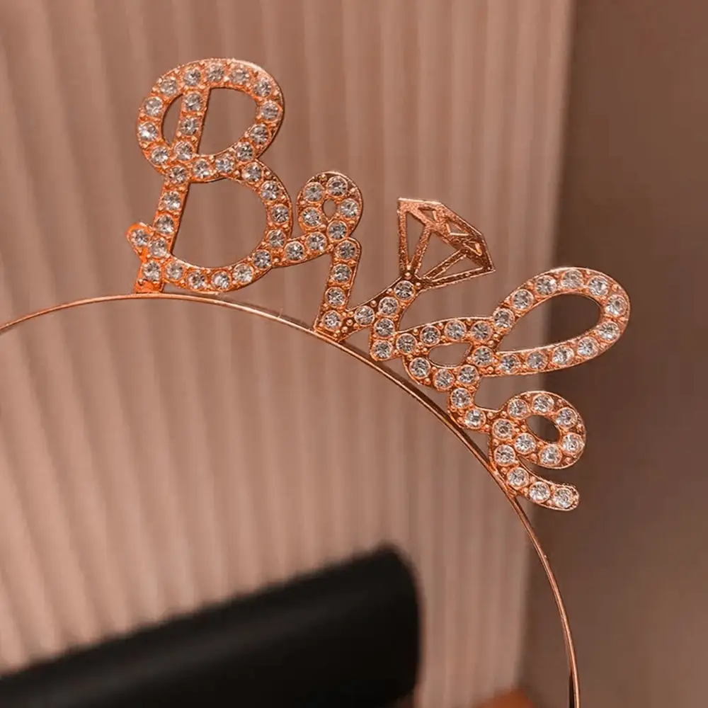 Rose Gold Renkli Taşlı “Bride” Gelin Tacı – El Yazısı Yazı Tipiyle 3