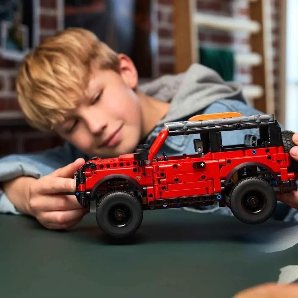 42213 Lego Technic Ford Bronco SUV 943 parça +9 yaş 6