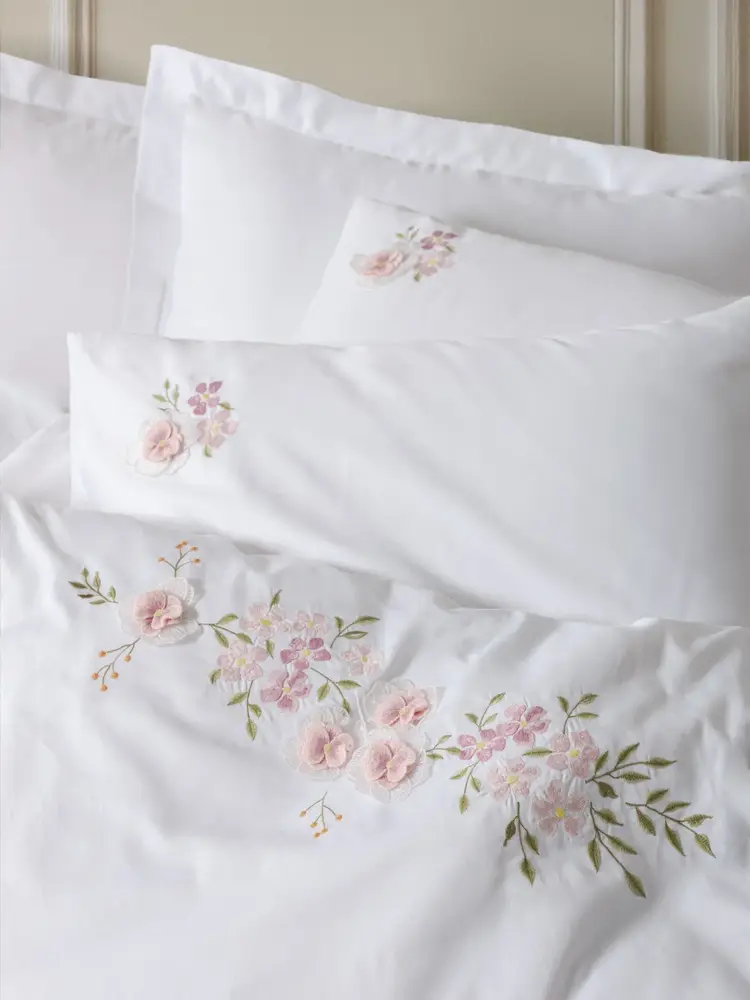 3D Nakışlı Çift Kişilik Saten Nevresim Takımı Floret Beyaz 2
